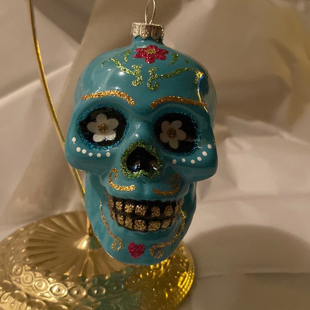 Sugar skull ornament. Brand new, with tag. Hangar does not come with.
